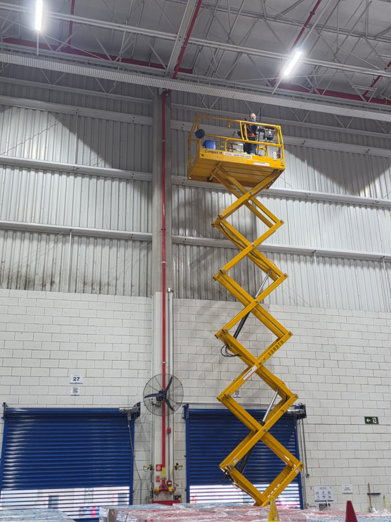 Plataforma elevatória em serviço de limpeza em altura