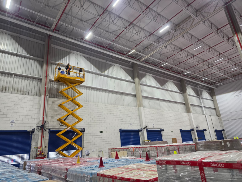 Limpeza industrial em altura com plataforma elevatória