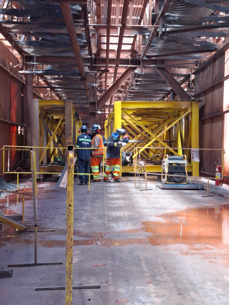 Equipe Marvix em montagem industrial de escoramentos metálicos